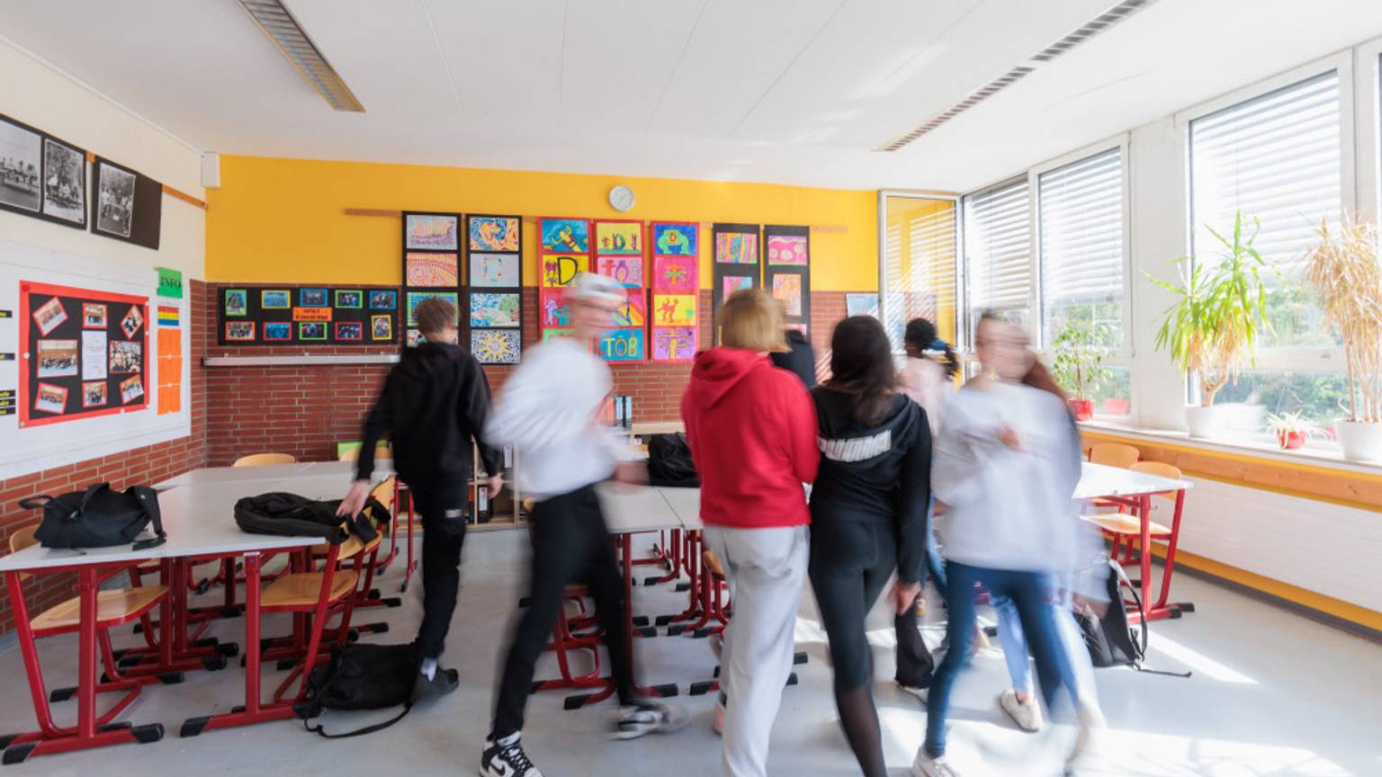 Schüler gehen durch ein Klassenzimmer