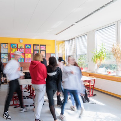 Schüler gehen durch ein Klassenzimmer