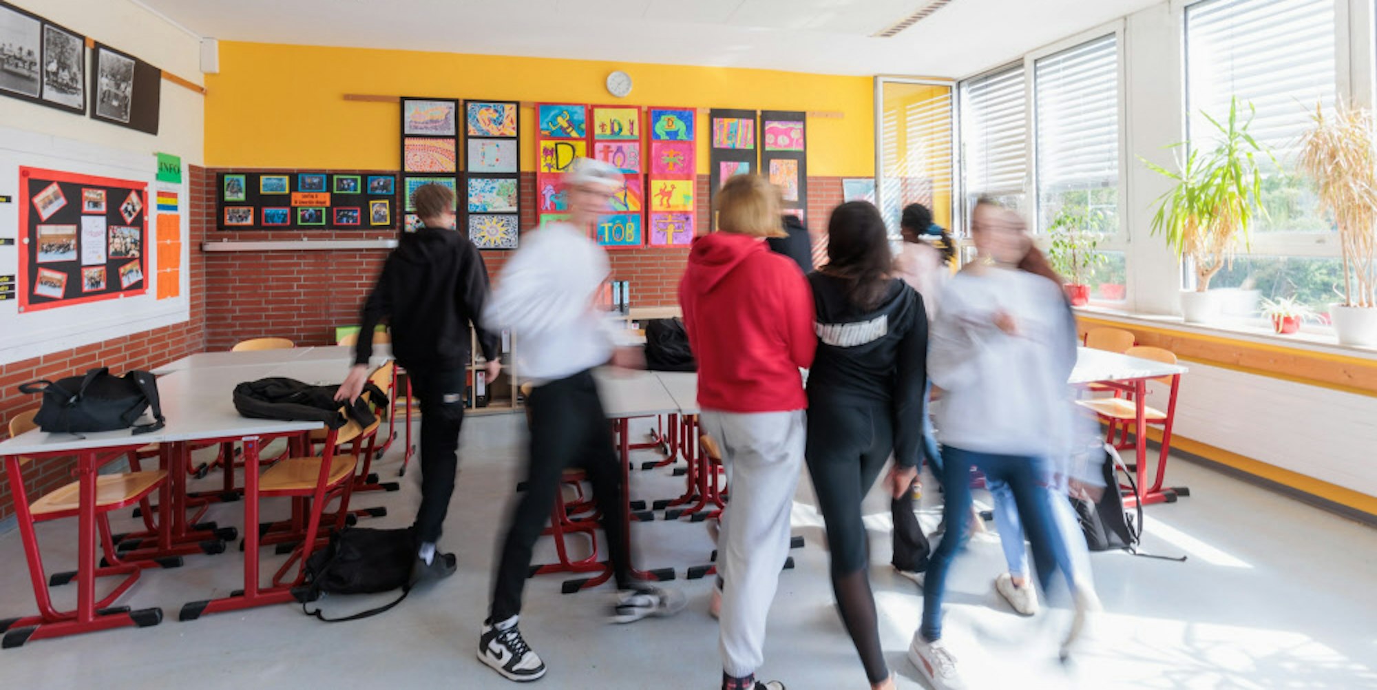 Schüler gehen durch ein Klassenzimmer