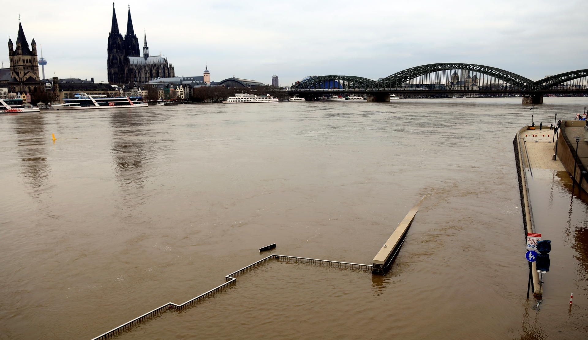 kra_rheinhochwasser023