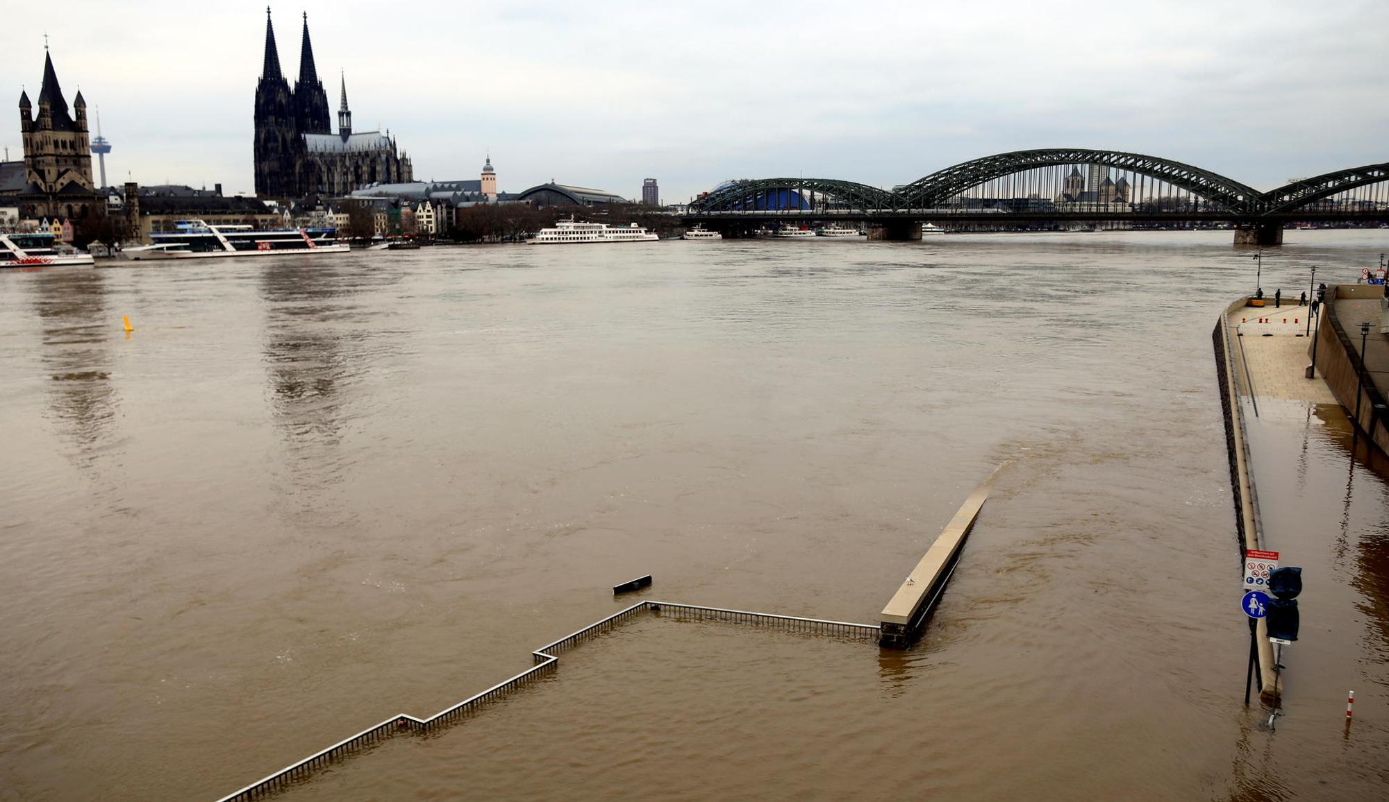 kra_rheinhochwasser023