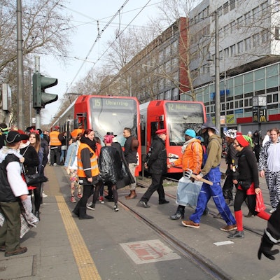 Karneval und KVB - Bild 06 - Absicherung - Foto Stephan Anemueller