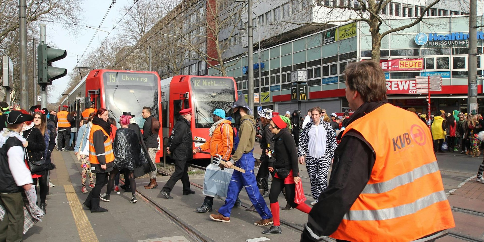 Karneval und KVB - Bild 06 - Absicherung - Foto Stephan Anemueller
