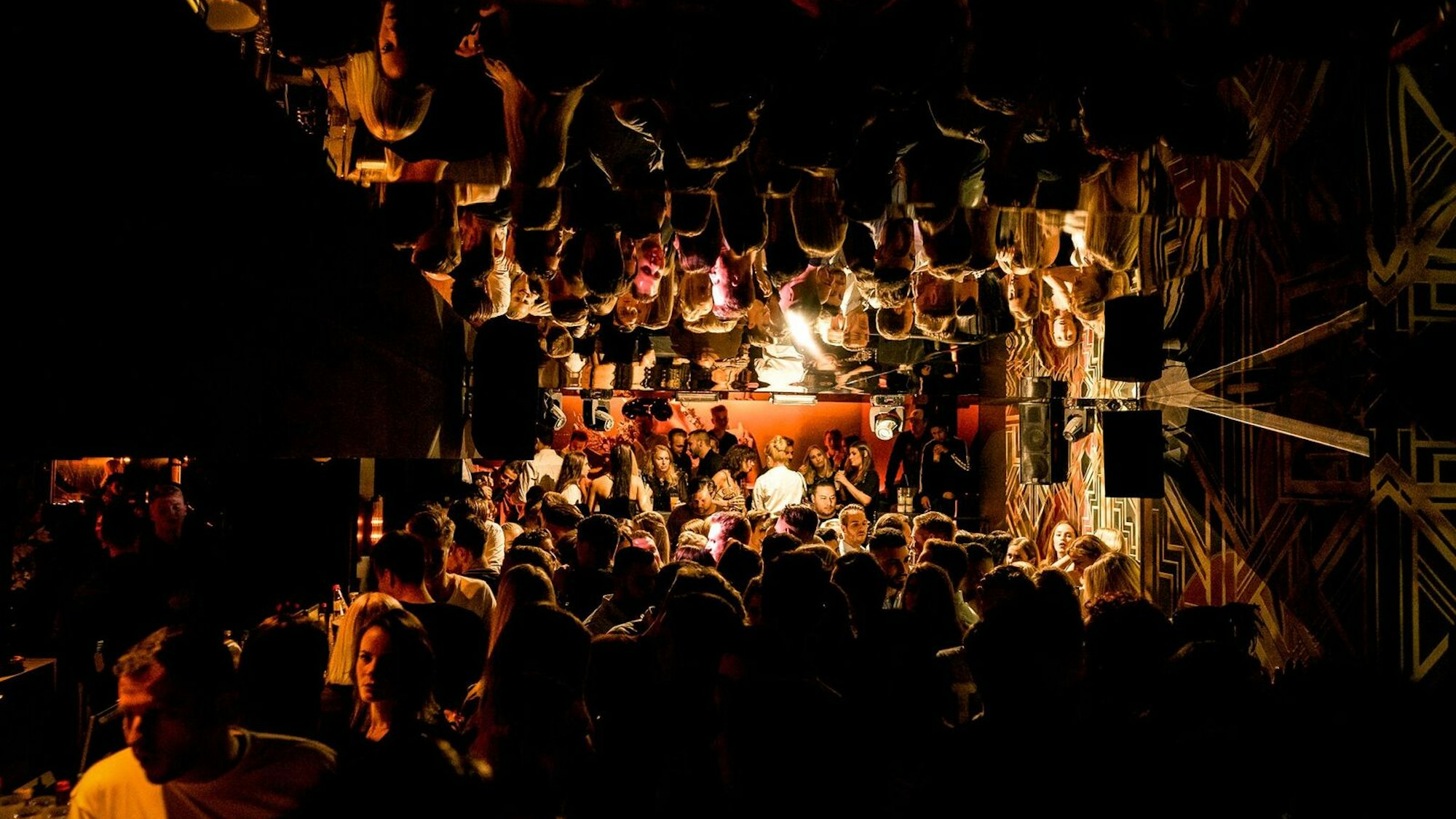 Innenansicht des Flamingo Royal mit Partygästen.