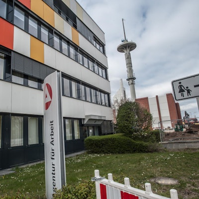 Agentur für Arbeit Leverkusen mit dem Telekom-Turm auf dem Postgelände im Hintergrund