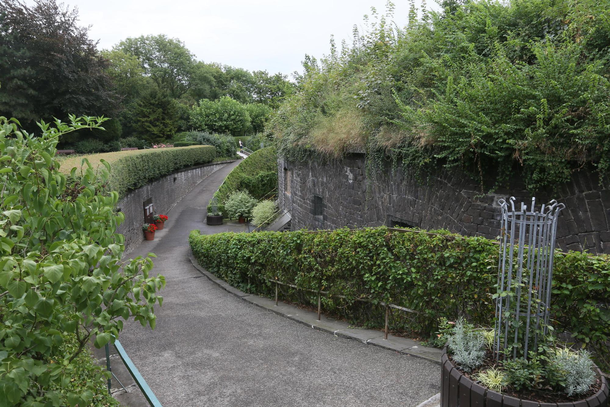Fort X Neusser Wall Weg Rosengarten Grönert