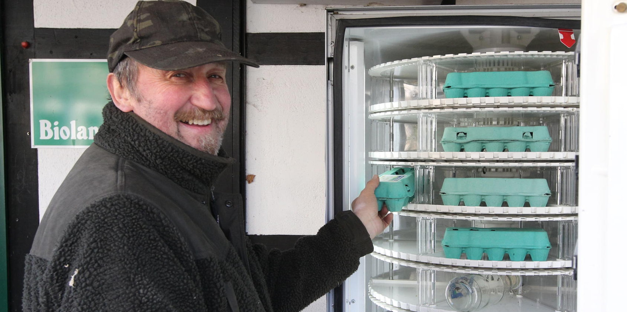 Bio-Bauer Bruno Stauf verkauft Eier aus dem Automaten