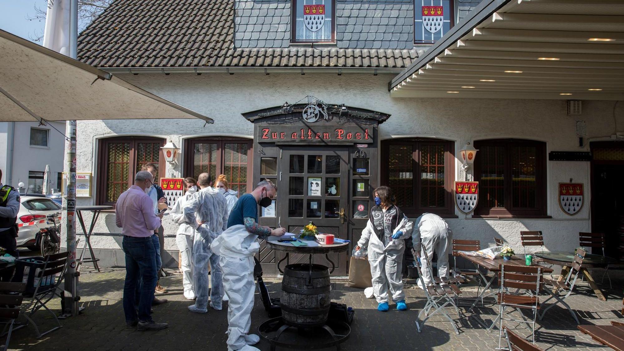 Ermittler der Spurensicherung arbeiten auf der Terrasse der Gaststätte.
