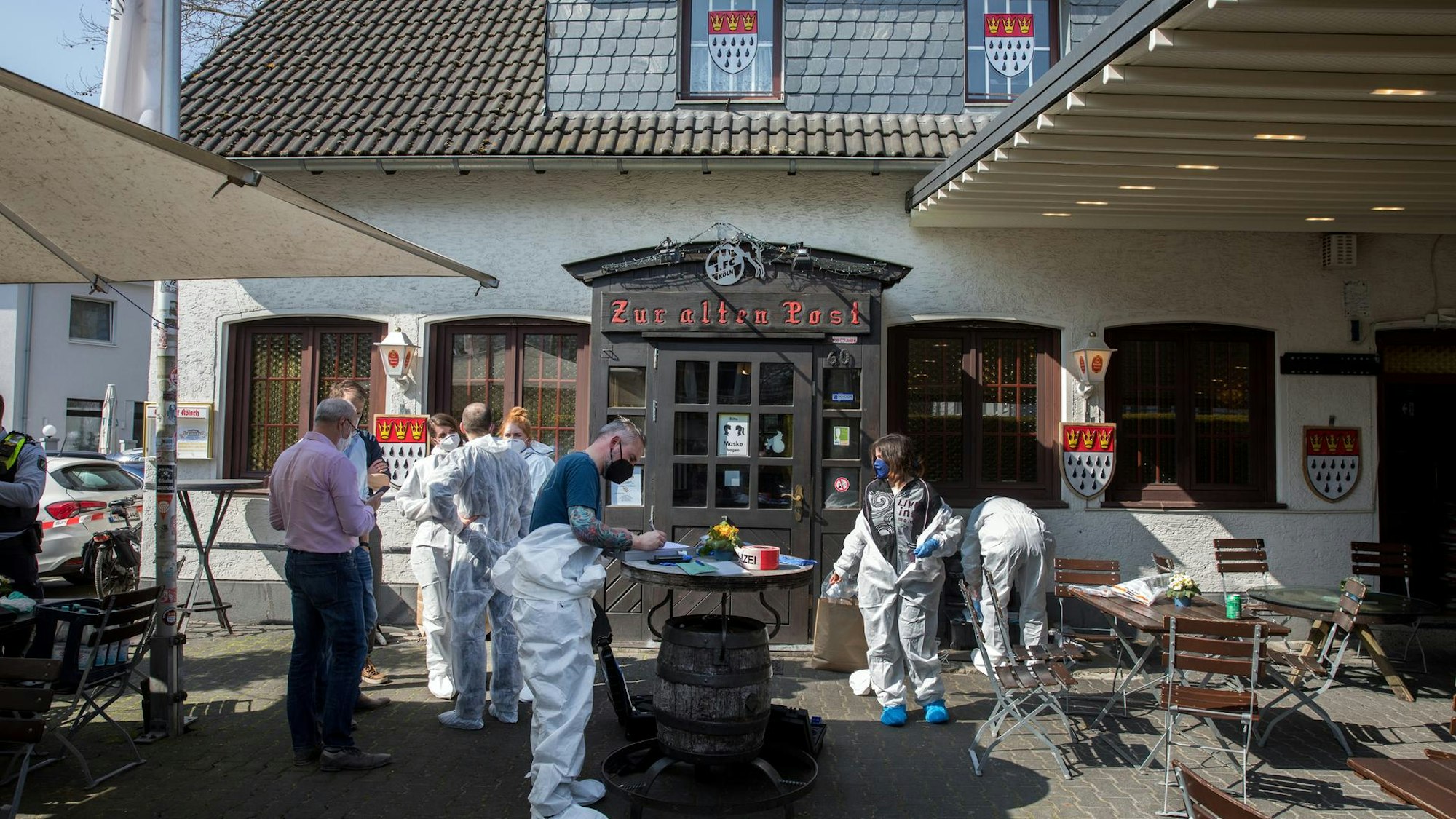 Ermittler der Spurensicherung arbeiten auf der Terrasse der Gaststätte.
