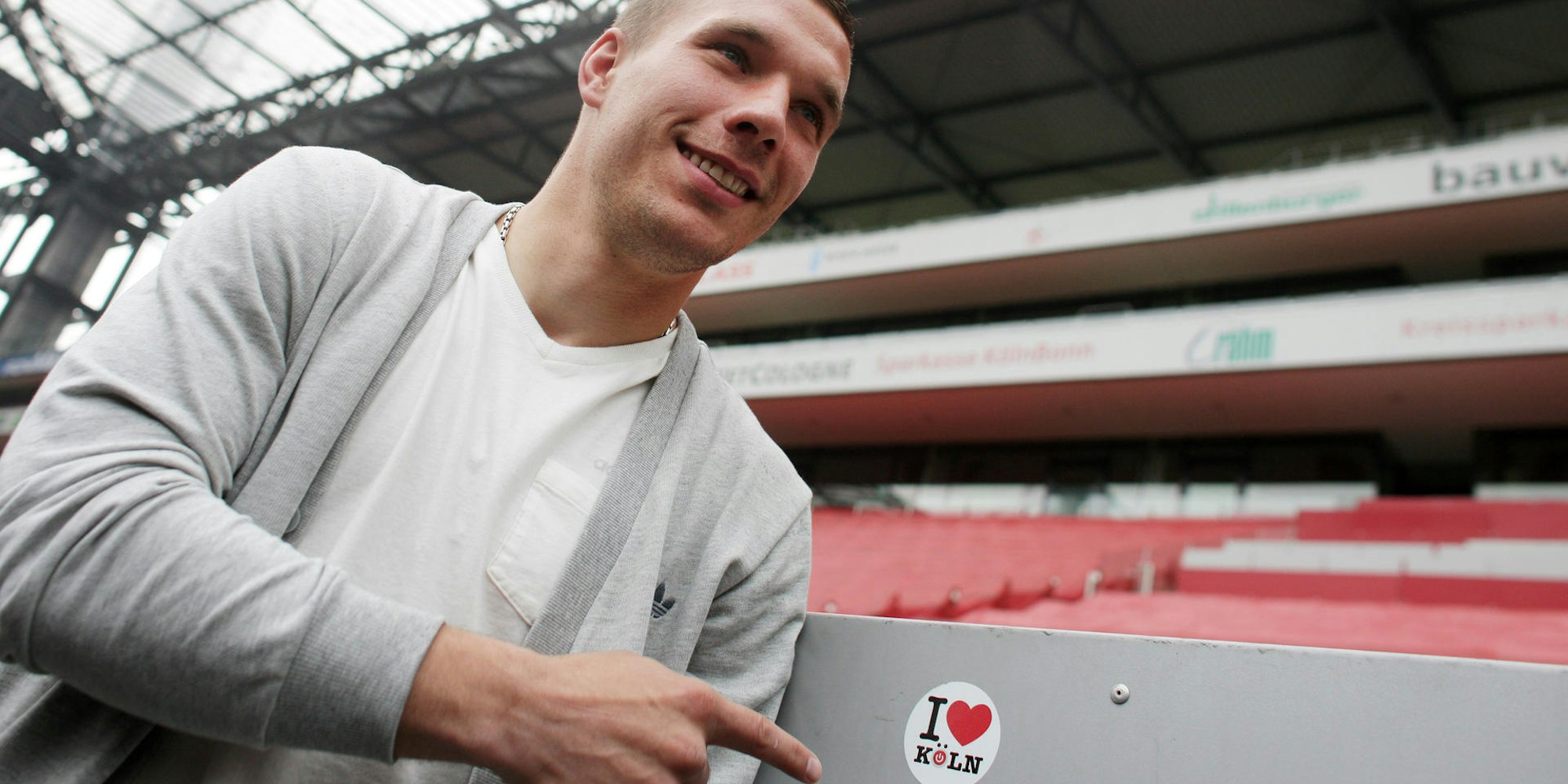 Podolski mit Köln-Liebe-Sticker