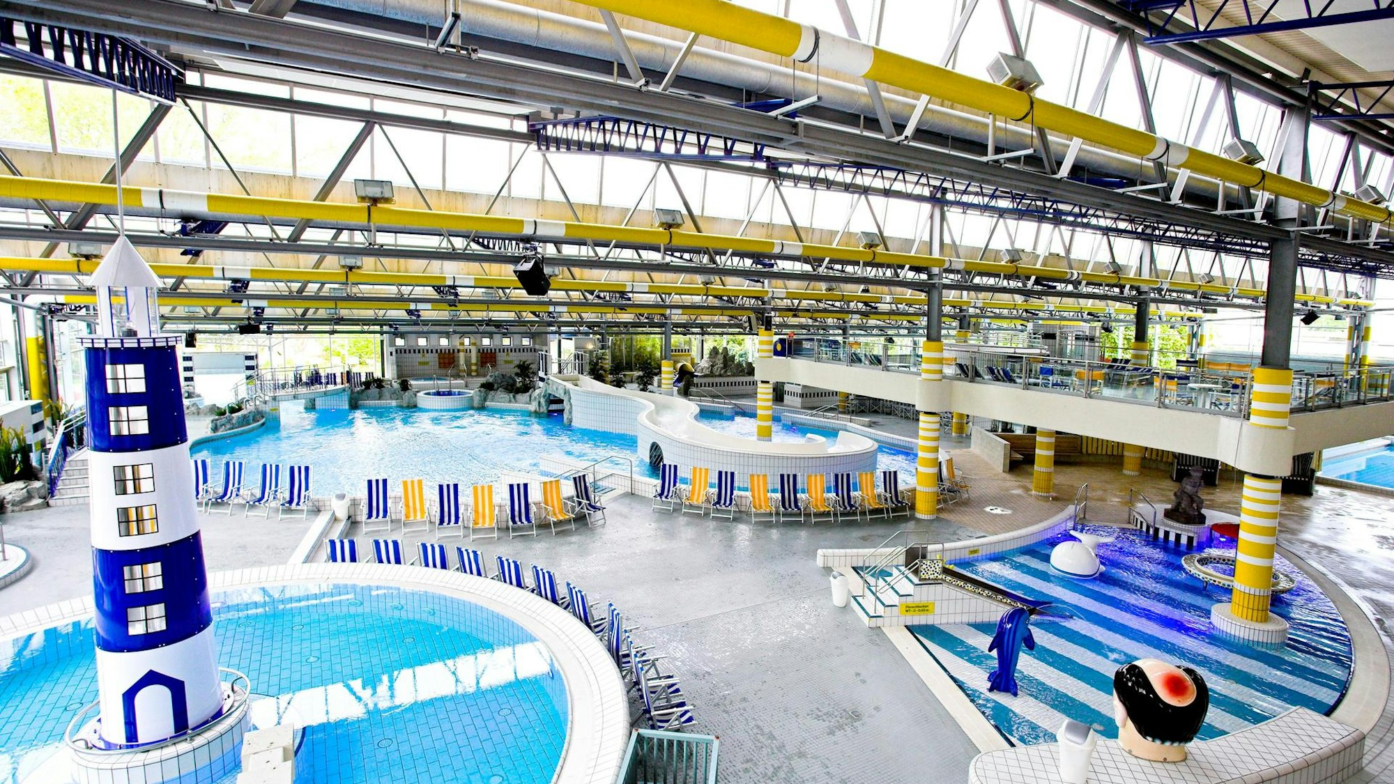 Becken in einem Schwimmbad.