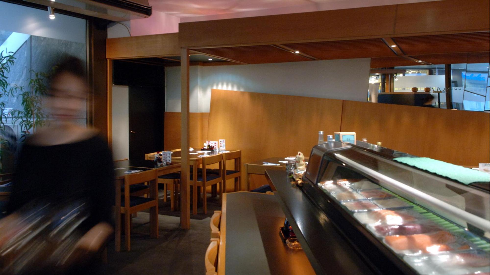 Innenraum eines Restaurants, darin eine Theke mit verschiedenen Gerichten