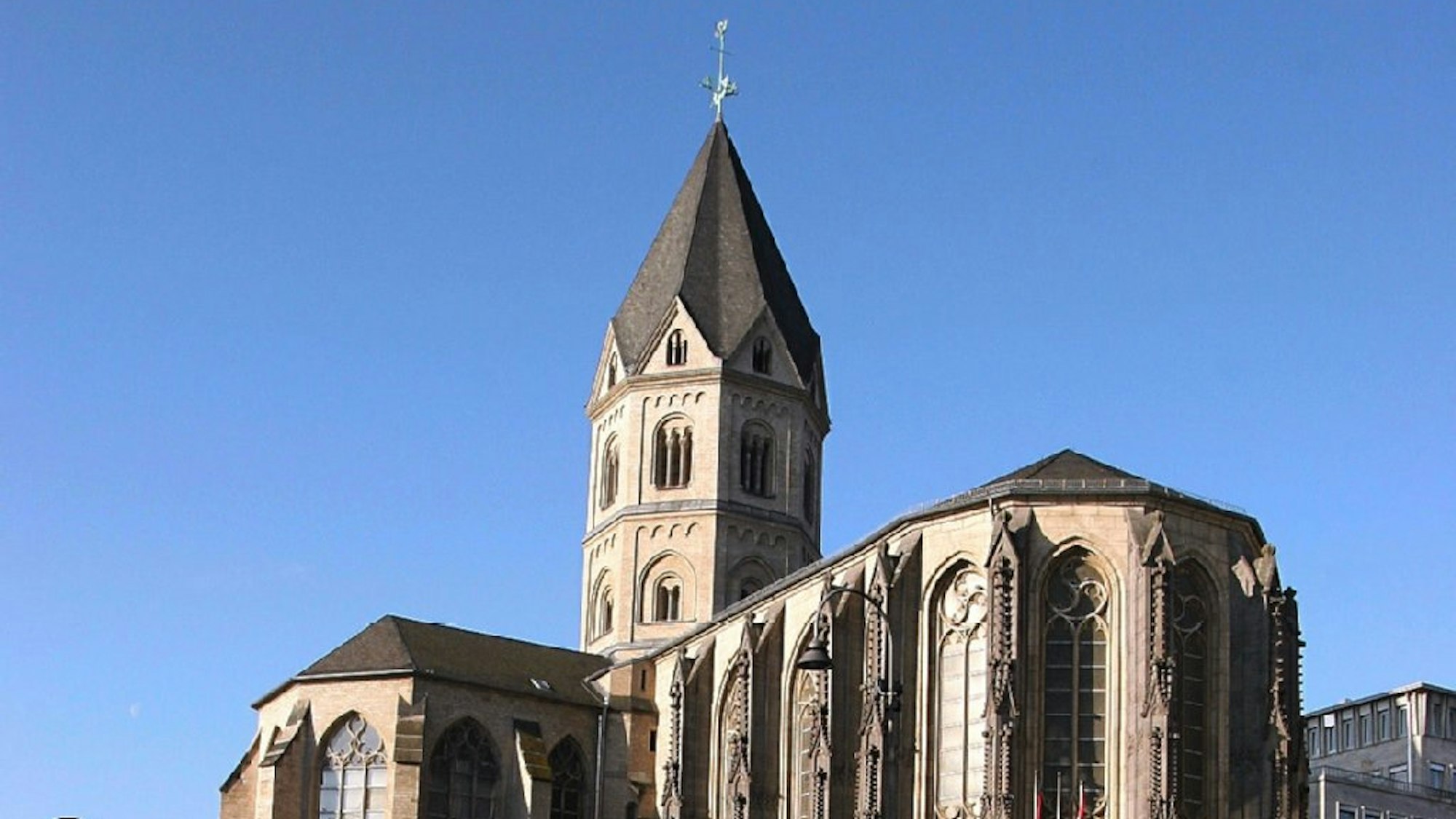 romanische Kirche mit einem Turm