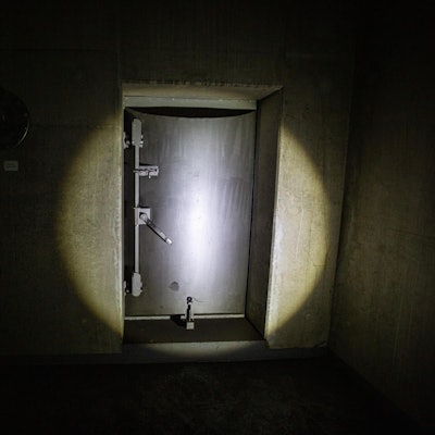 atombunker-dicke-tür-dunkel