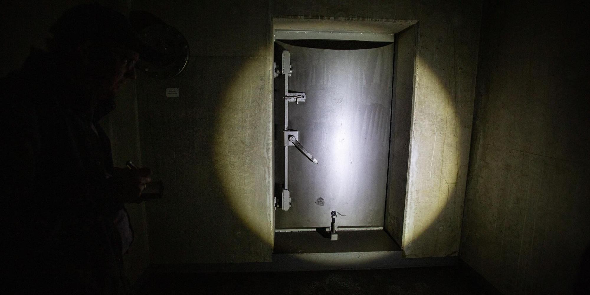 atombunker-dicke-tür-dunkel