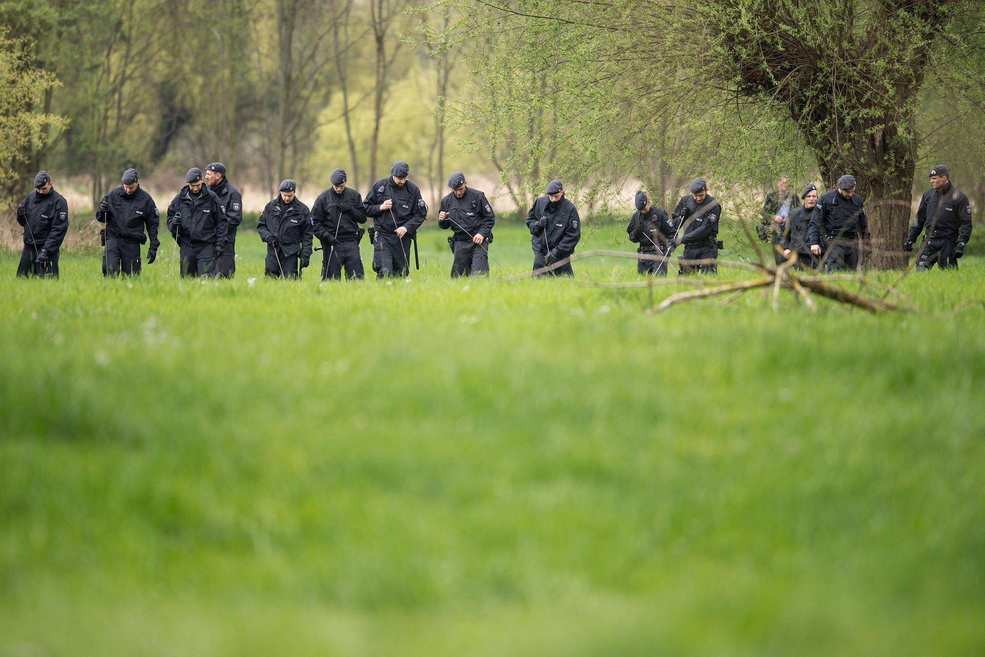 Polizisten in der Siegaue