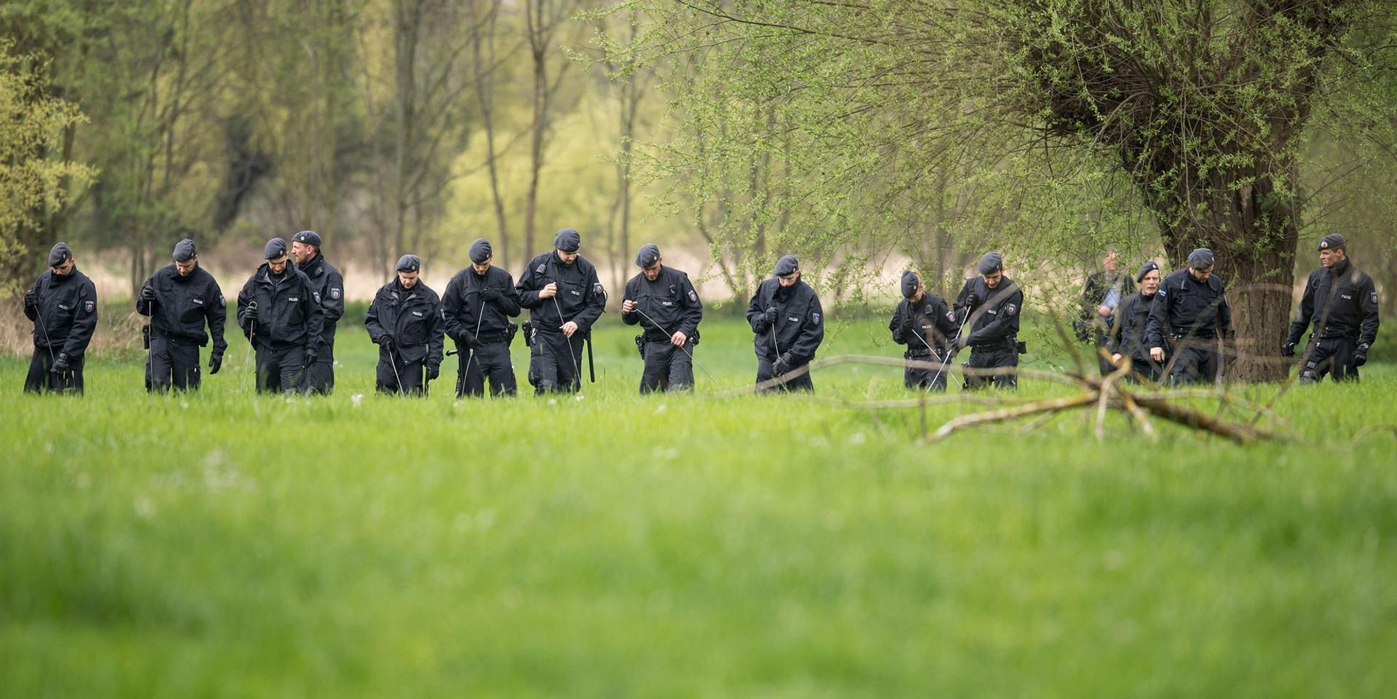 Polizisten in der Siegaue