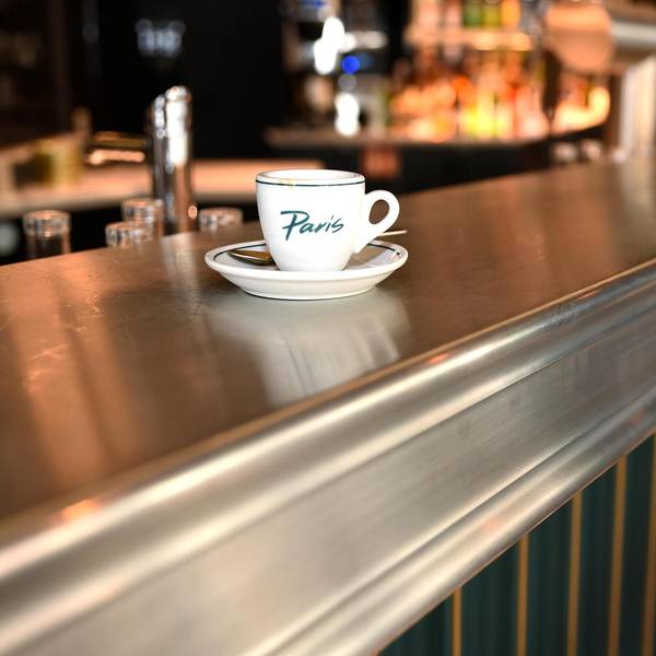 Die Theke besteht aus Zink und ist eine Spezialanfertigung aus Paris