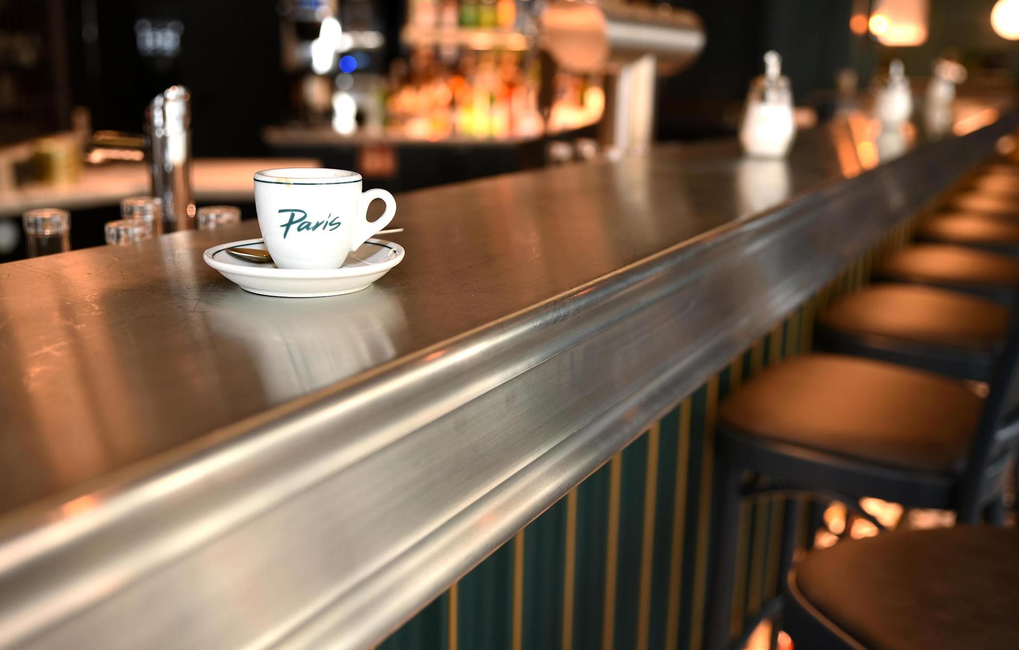 Die Theke besteht aus Zink und ist eine Spezialanfertigung aus Paris
