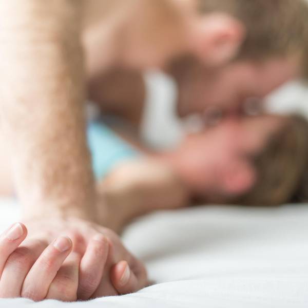 Paar beim Sex im Bett