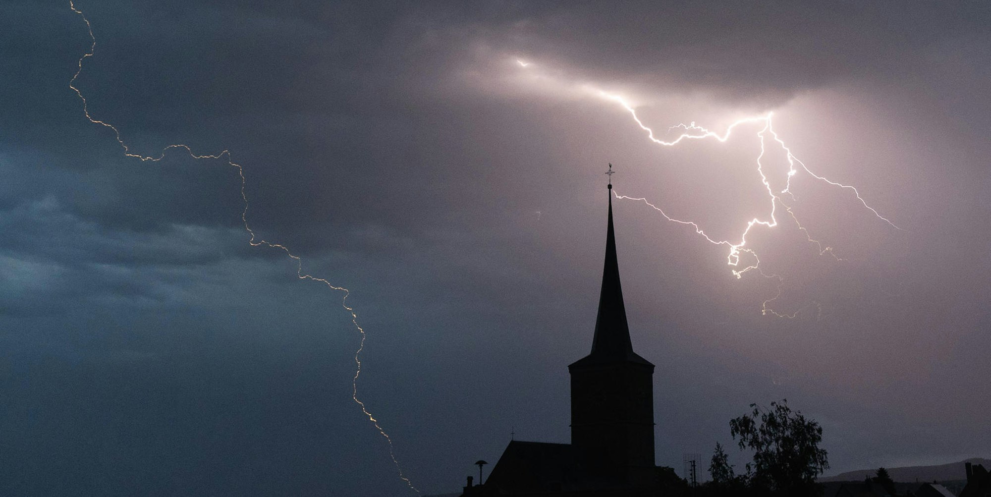 Gewitter Wolke über Stadt Symbol dpa