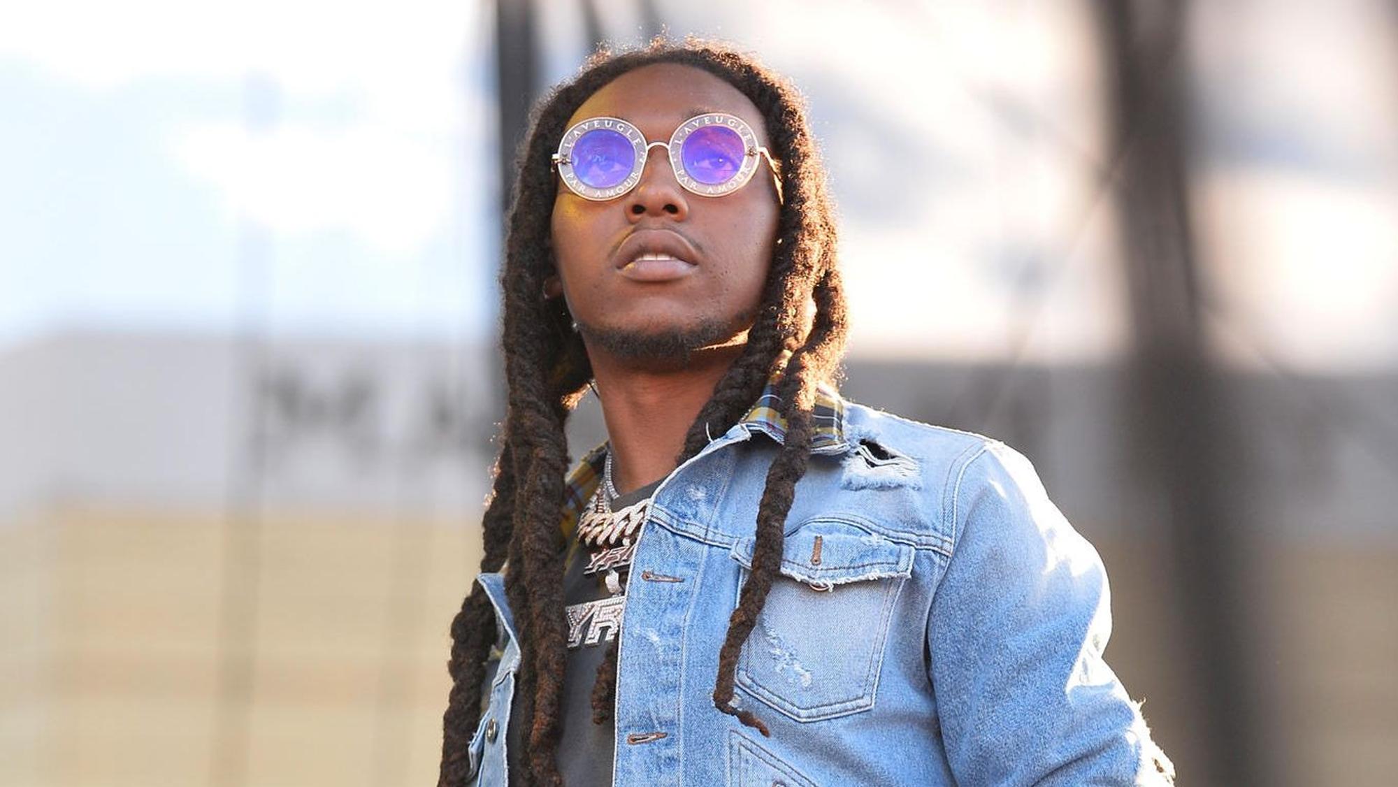 Migos-Rapper Takeoff mit Rasta-Zöpfen bei einem Konzert im Jahre 2017. Er trägt eine lila Brille mit Glitzer.