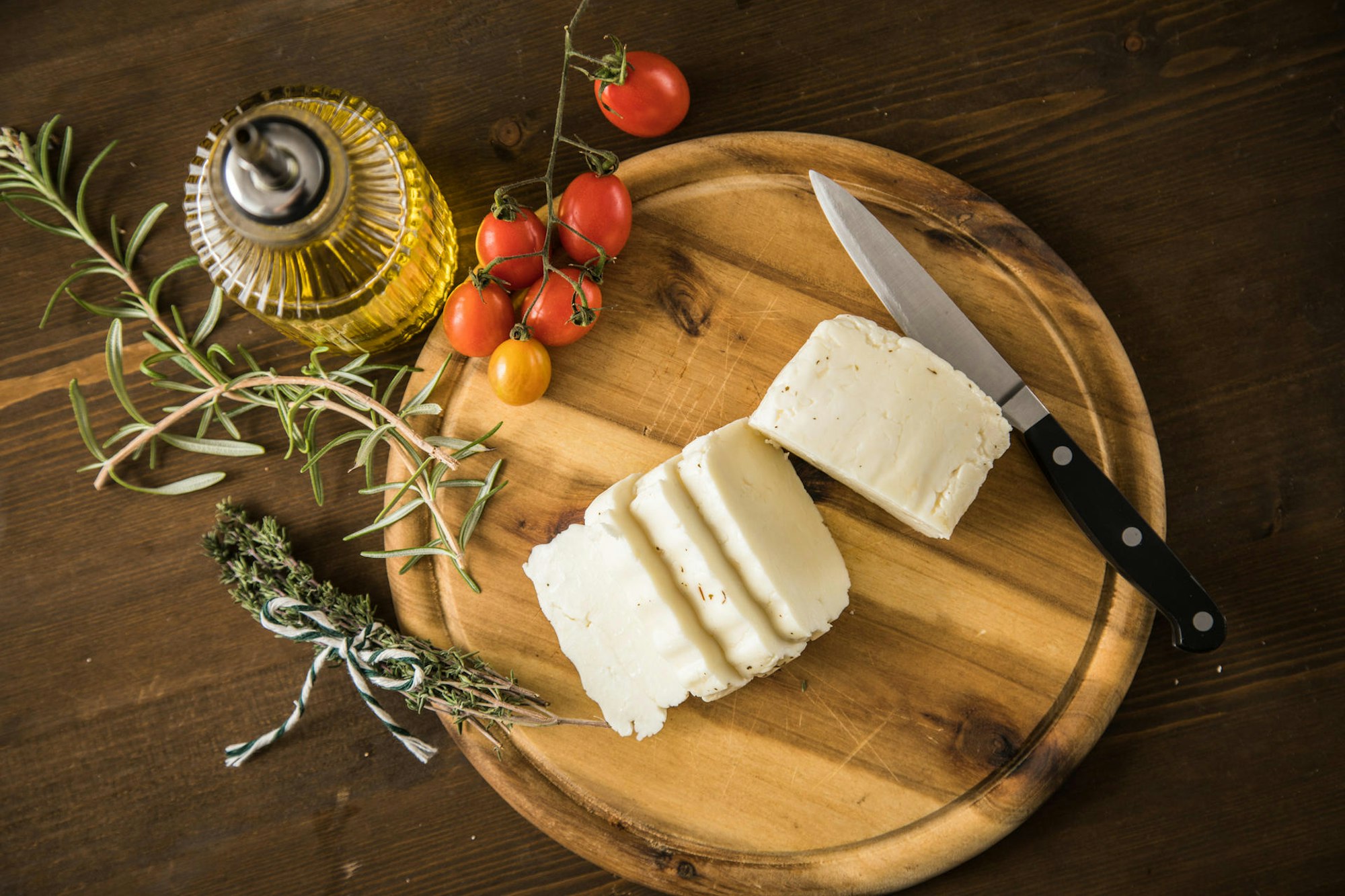 bratkaese auf dem brettchen