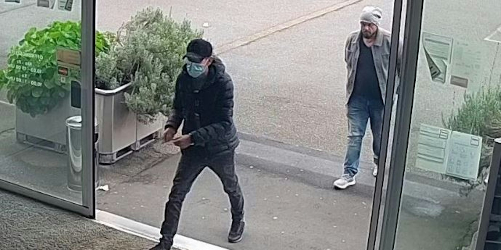 Tatverdächtige beim Betreten des Outlets