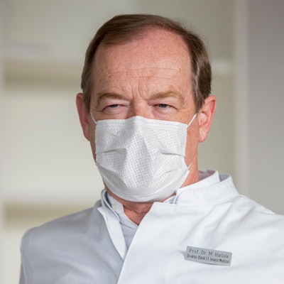 Michael Hallek mit Maske 1504