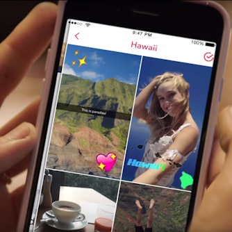 Eine Person hält ein Smartphone in der Hand, auf der die Snapchat-Funktion „Memories" geöffnet ist.