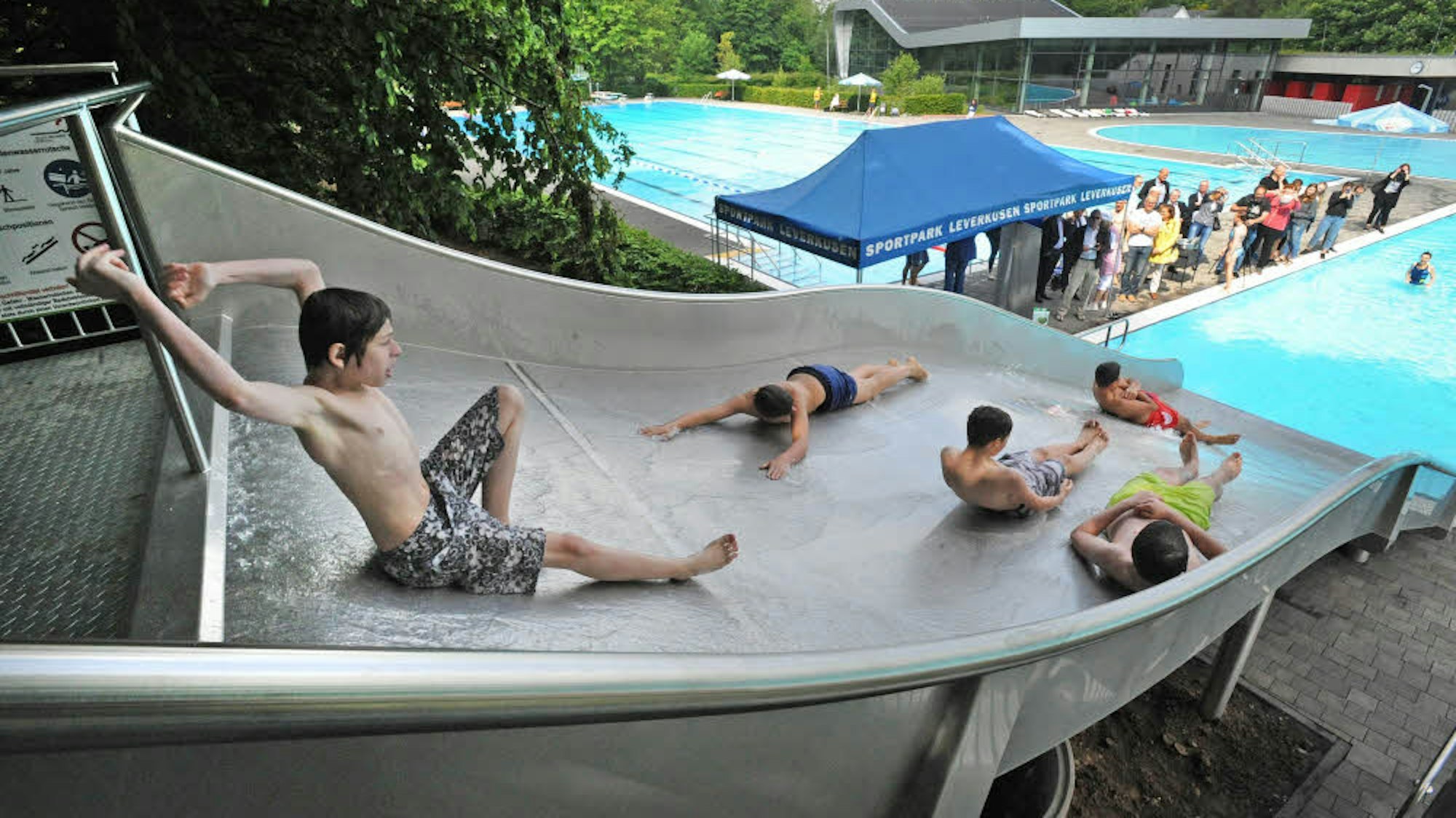 Die Wellenrutsche bei der offiziellen Eröffnung.