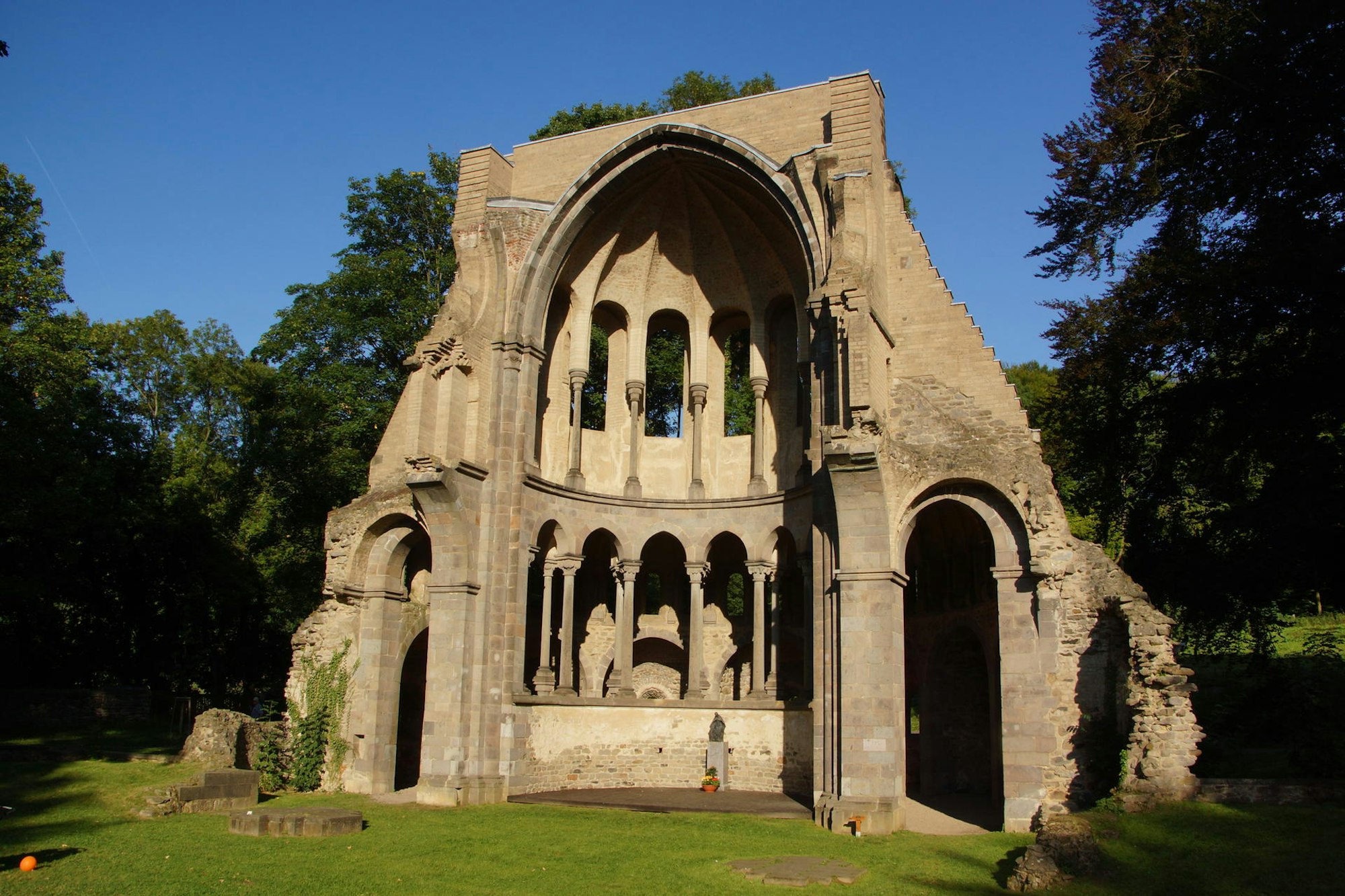 Kloster_Heisterbach_Chorruine_WIKI_Tohma_3.0