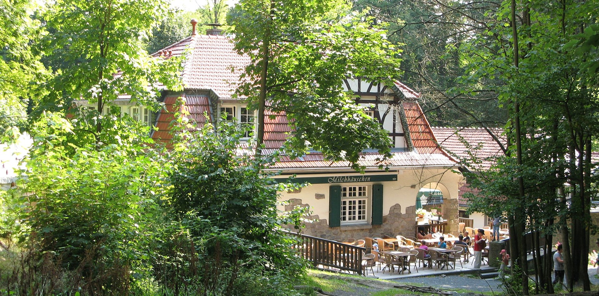 Das urige Milchhäuschen im Grünen.