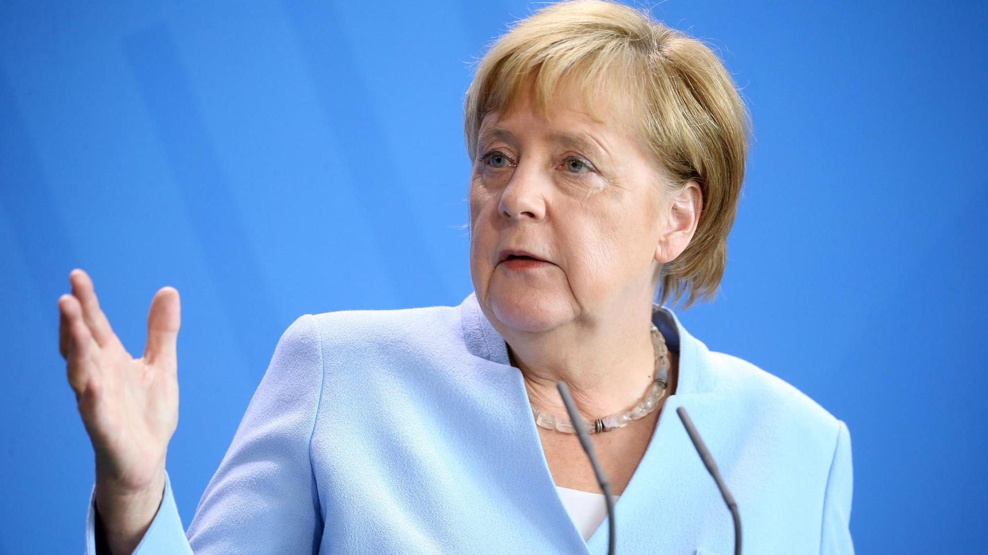 Angela Merkel gestikuliert.