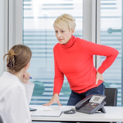 Rückenschmerzen_Frau in Praxis_Symbol