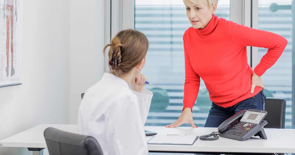 Symptome, Therapie: Ab wann Sie mit Rückenschmerzen zum Arzt sollten