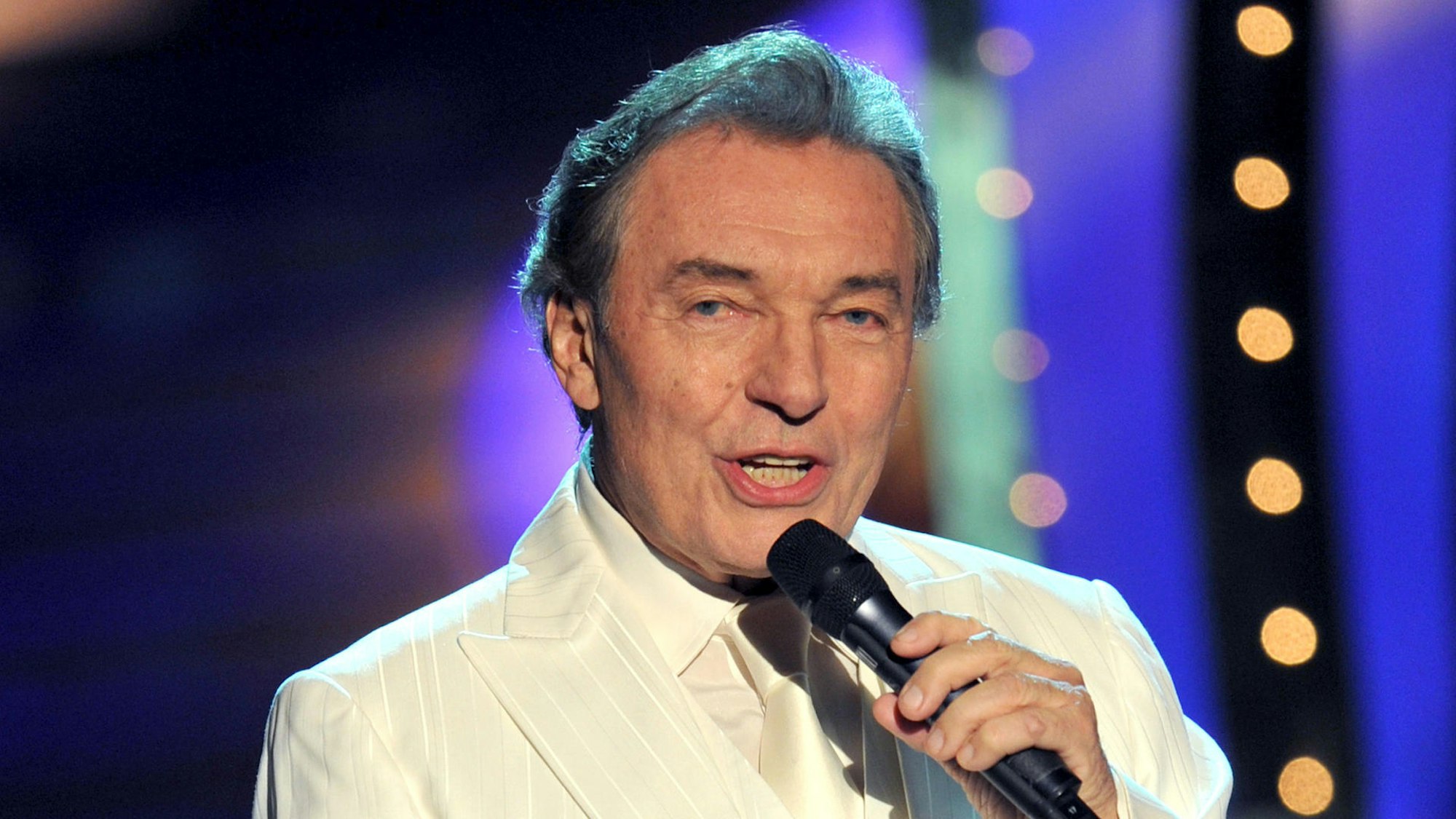Karel Gott singt auf der Bühne.