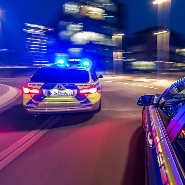 Funkstreifenwagen-Einsatzfahrt-Nacht-Fahrtrichtung-Blaulicht-01