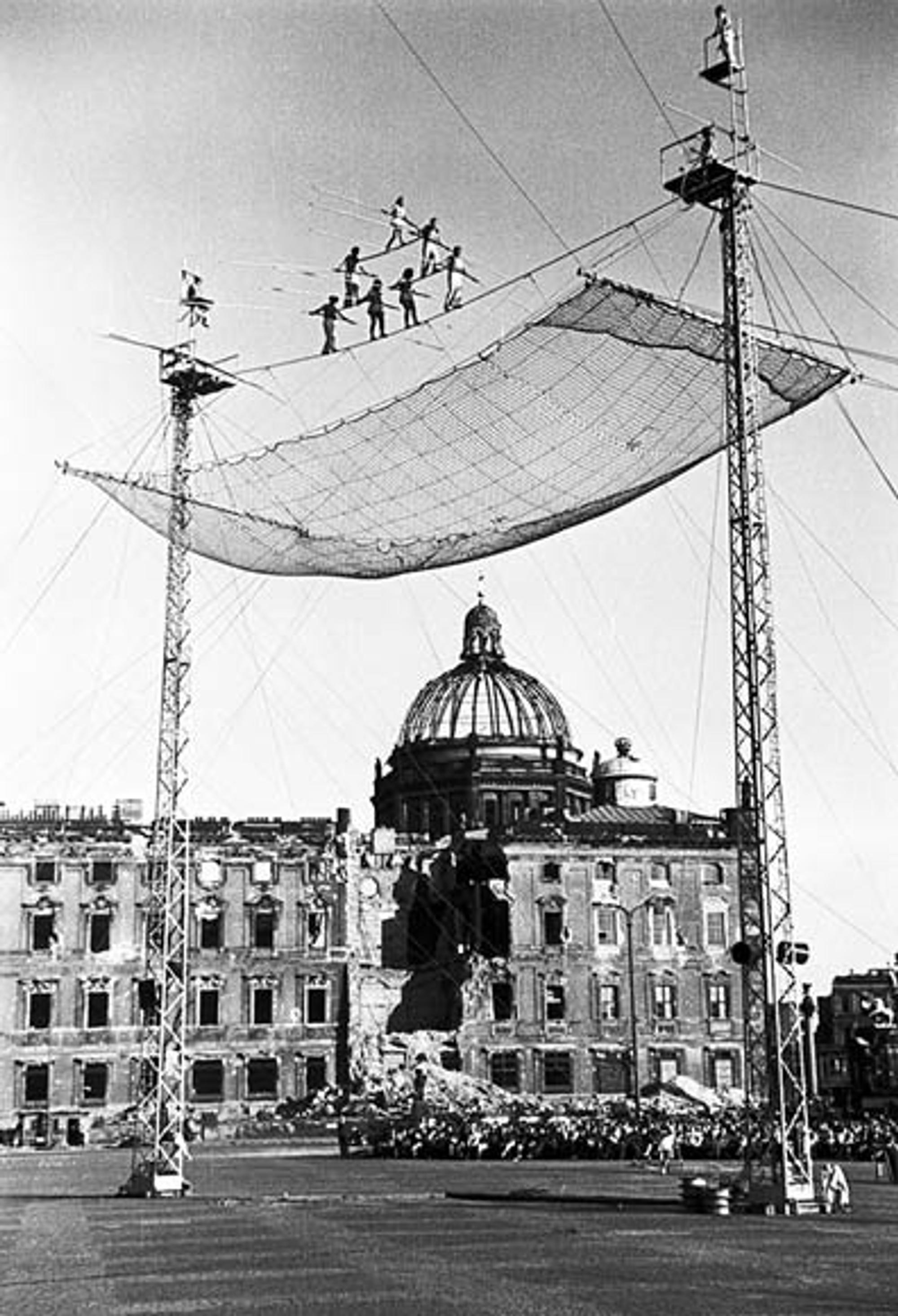 group-camilla-mayer-lustgarten-1947-by-gerhard-gronefeld