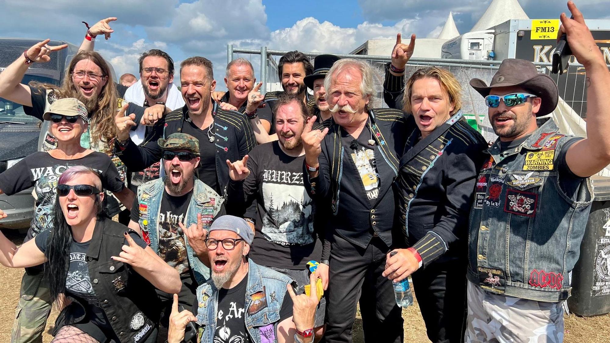 Die Höhner in Wacken von Fans umringt: Nicht nur für die Musiker war der Auftritt ein einmaliges Erlebnis, auch die Festivalbesucher sind begeistert.
