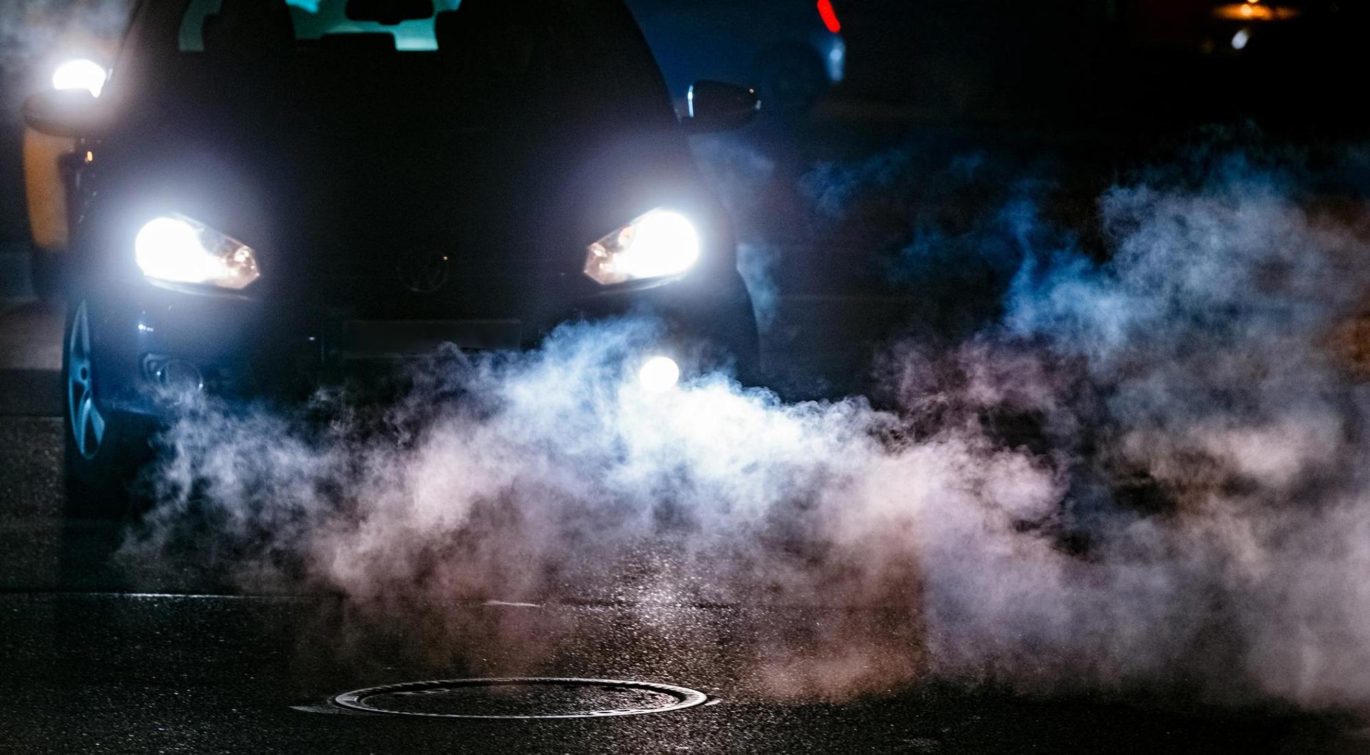Auto-stößt-Abgase-aus