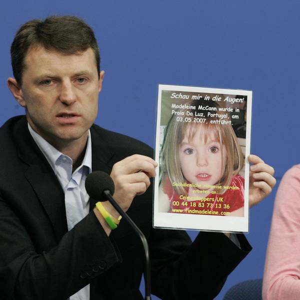 Die Eltern von Madeleine „Maddie“ McCann halten eine Suchmeldung hoch.