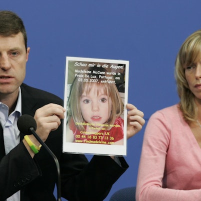 Die Eltern von Madeleine „Maddie“ McCann halten eine Suchmeldung hoch.