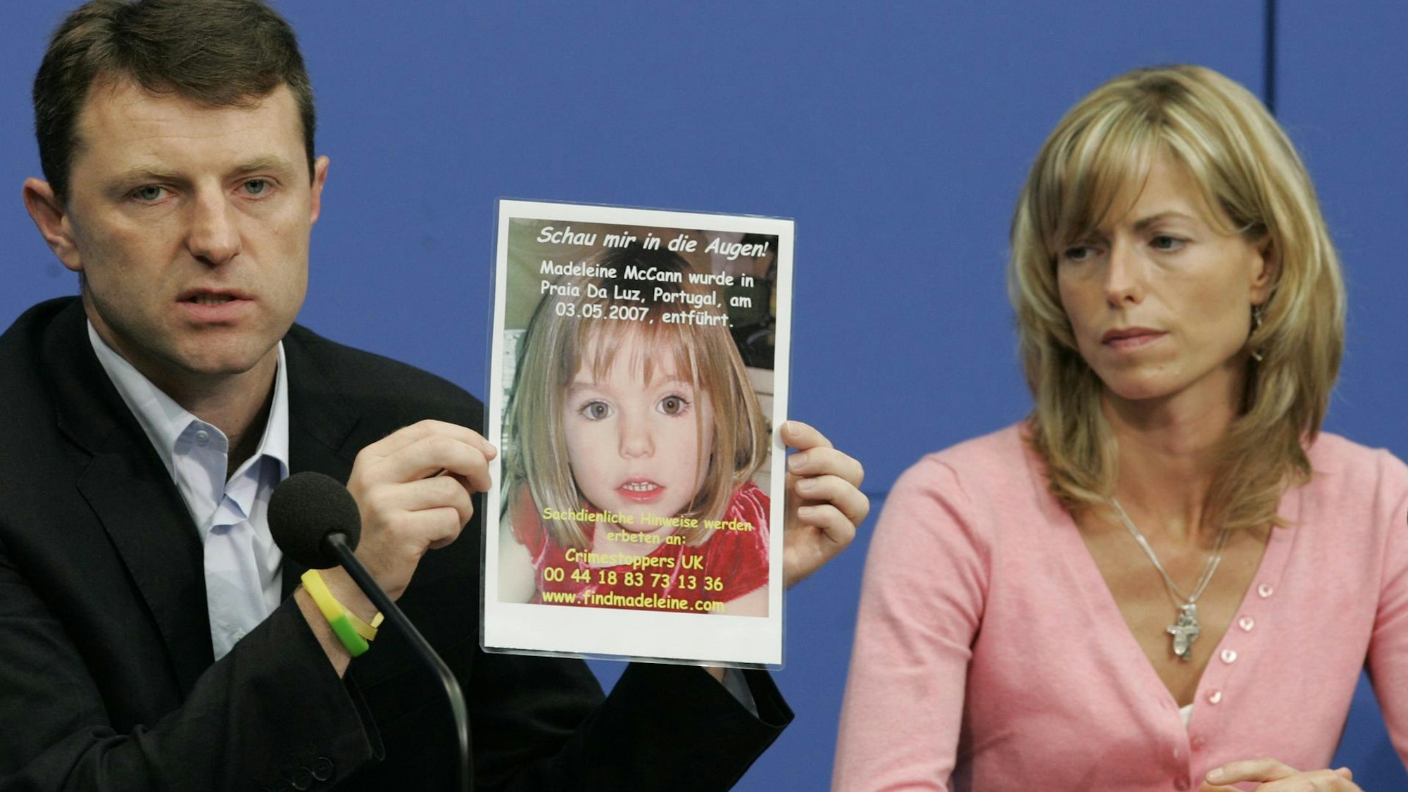 Die Eltern von Madeleine „Maddie“ McCann halten eine Suchmeldung hoch.