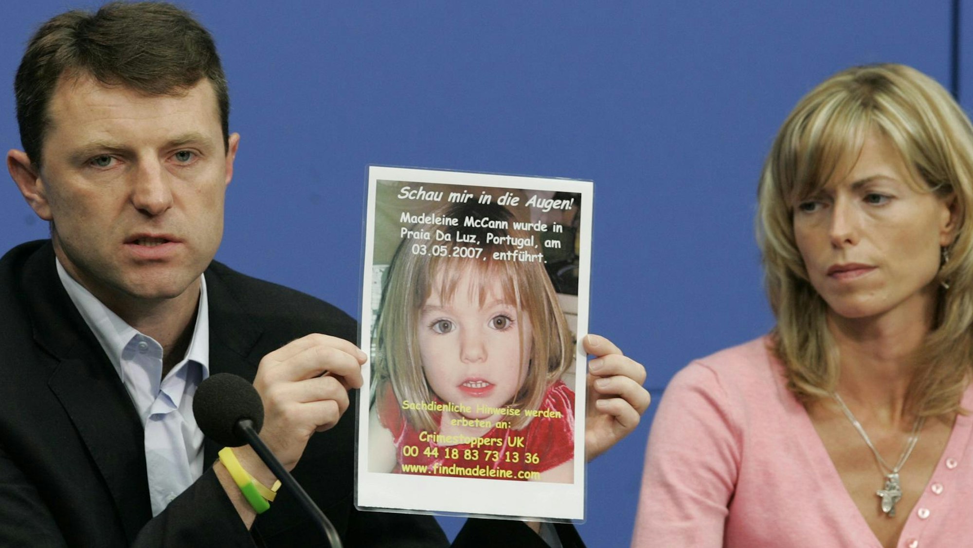 Die Eltern von Madeleine „Maddie“ McCann halten eine Suchmeldung hoch.
