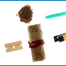 Drogenutensilien und Geld vor einem transparenten Hintergrund