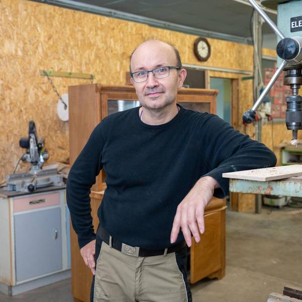 Schreiner Udo Schmitz in seiner Werkstatt