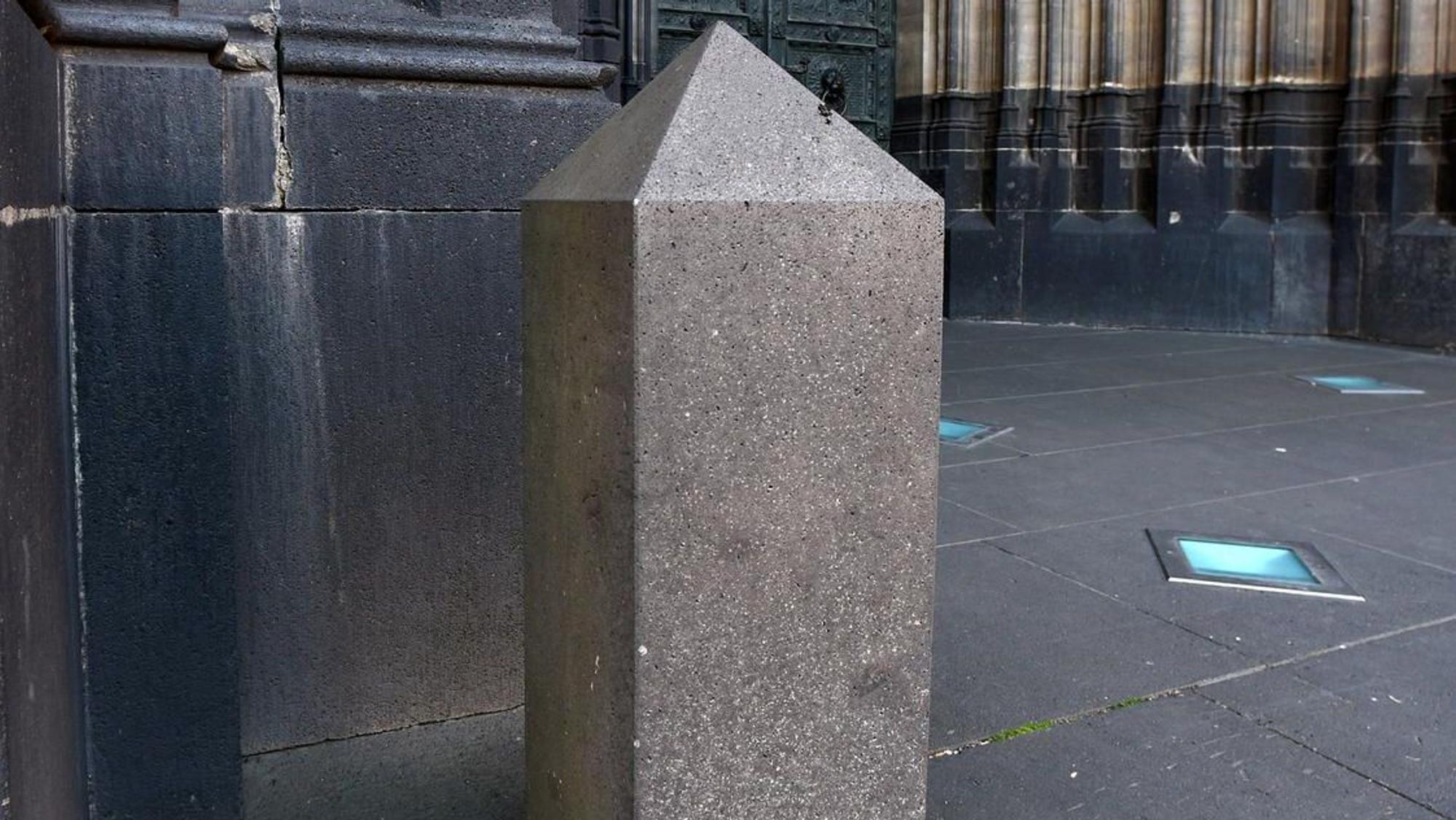 Poller vor dem Kölner Dom