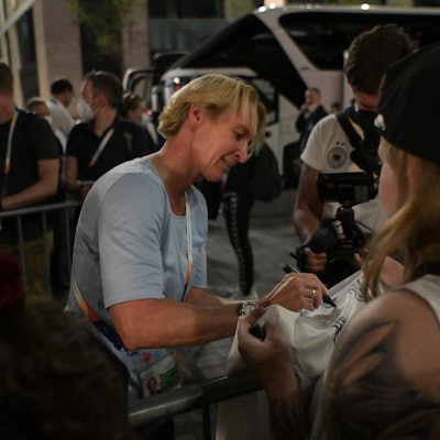 NAtionaltrainerin gibt Autogramm