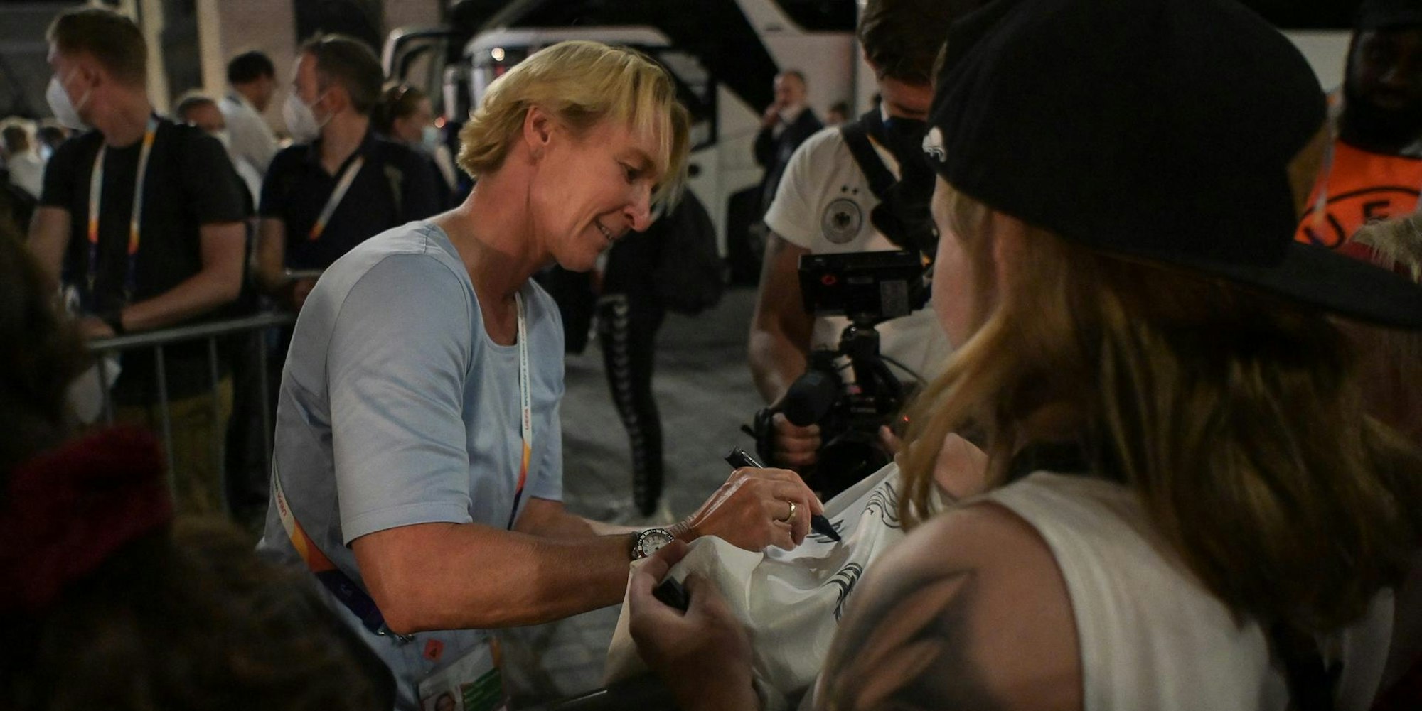 NAtionaltrainerin gibt Autogramm